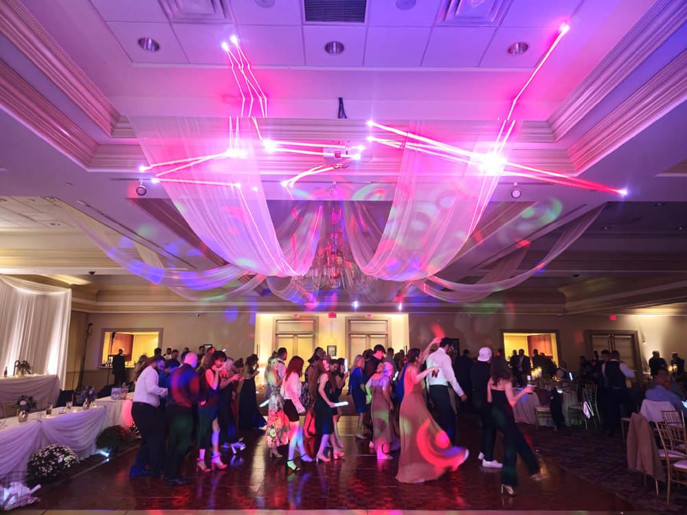 Packed Chicago-area wedding dance floor — gallery photo 11