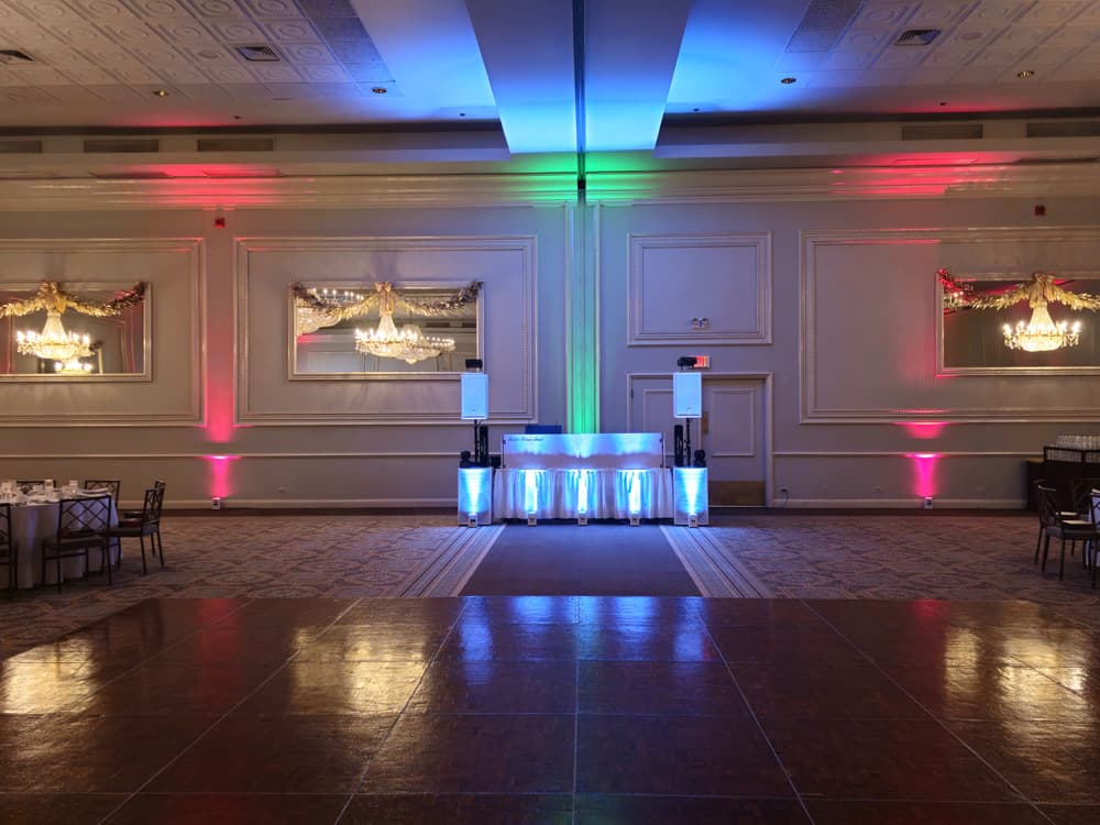 Guests celebrating together at a Chicagoland wedding — gallery photo 7