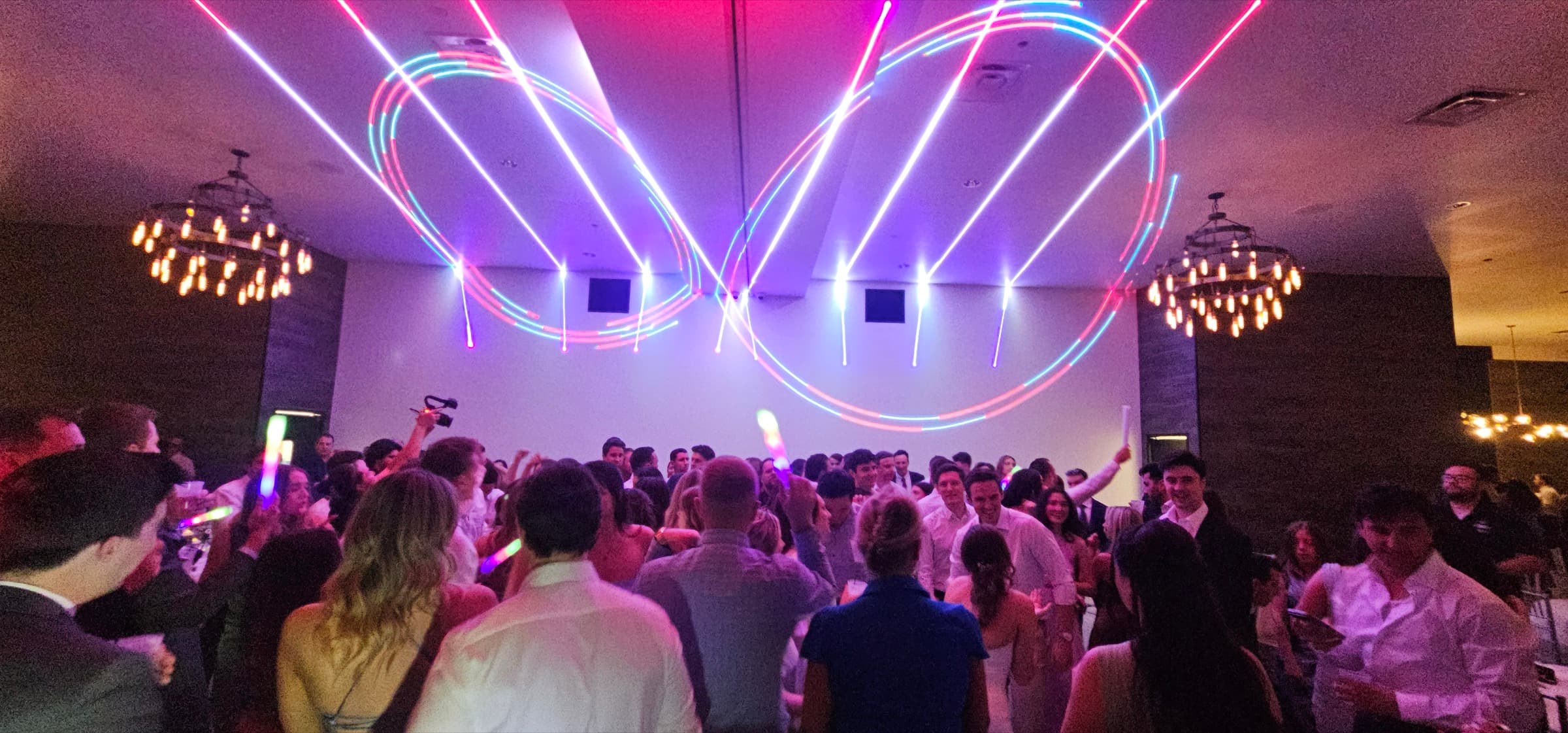Packed Chicago-area wedding dance floor — gallery photo 3
